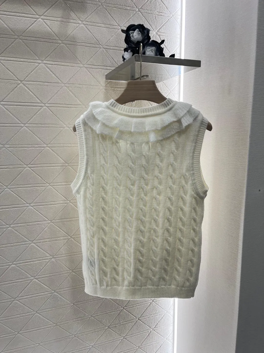 Ruffled lace knitted vest